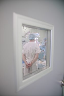 Chelyabinsk, Rusya - 19 Haziran 2016: bir ayak closeup hastanın bir hastanede ameliyat odasında femur boyun cerrahi bandaj ile