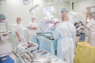 Chelyabinsk, Rusya - 19 Haziran 2016: bir ayak closeup hastanın bir hastanede ameliyat odasında femur boyun cerrahi bandaj ile