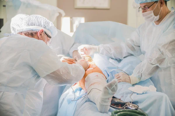 CHELYABINSK, RUSIA - 19 de junio de 2016: primer plano de un pie con el vendaje del paciente a la cirugía en el cuello del fémur en el quirófano de un hospital — Foto de Stock