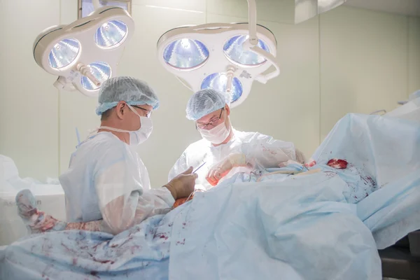 CHELYABINSK, RUSIA - 19 de junio de 2016: primer plano de un pie con el vendaje del paciente a la cirugía en el cuello del fémur en el quirófano de un hospital —  Fotos de Stock