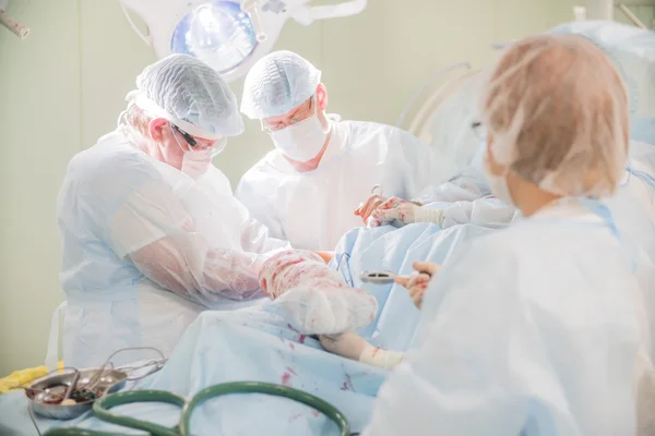 CHELYABINSK, RUSIA - 19 de junio de 2016: primer plano de un pie con el vendaje del paciente a la cirugía en el cuello del fémur en el quirófano de un hospital —  Fotos de Stock