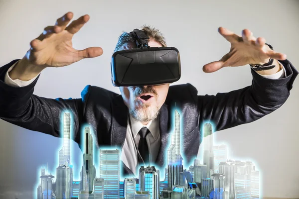 Ο άνδρας ντυμένος στα γυαλιά εικονικής πραγματικότητας μοντέλο εξετάζει τους ουρανοξύστες της σύγχρονης πόλης του μέλλοντος σε 3d — Φωτογραφία Αρχείου