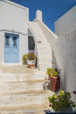 Yunanistan, Santorini, güneşli bir gün güzel Sokak Manzaralı beyaz evler