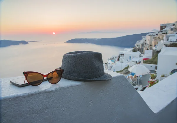 Γκρι Όμορφο Καπέλο Γυαλιά Ηλίου Και Τηλέφωνο Καταπληκτικό Ηλιοβασίλεμα Φόντο — Φωτογραφία Αρχείου