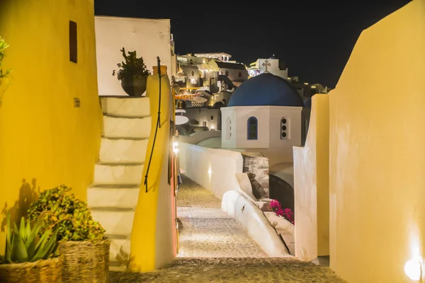 Hermosa noche en Santorini Grecia, mar, puesta del sol, casas griegas blancas en la noche — Foto de Stock