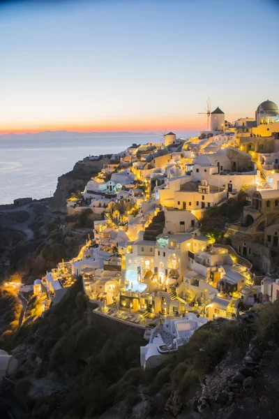Όμορφο βράδυ στη Σαντορίνη, θάλασσα, ηλιοβασίλεμα, άσπρα ελληνικά σπίτια το βράδυ — Φωτογραφία Αρχείου