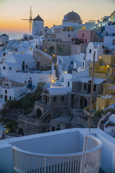 Όμορφο βράδυ στη Σαντορίνη, θάλασσα, ηλιοβασίλεμα, άσπρα ελληνικά σπίτια το βράδυ — Φωτογραφία Αρχείου