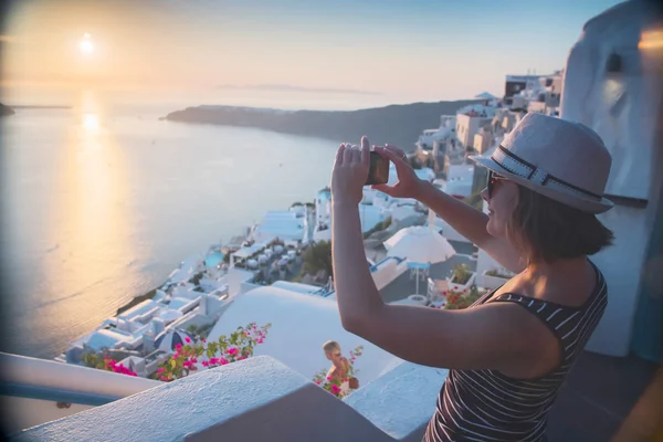 Touristin Fotografiert Den Sonnenuntergang Auf Der Insel Santorini Griechenland — Stockfoto