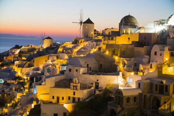 Vacker natt i Santorini Grekland, hav, solnedgång, vita grekiska hus på kvällen — Stockfoto