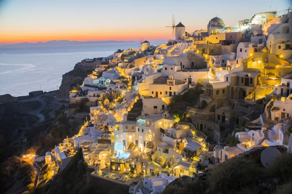 夕方にはサントリーニ島ギリシャ、海、夕日の美しい夜に、白いギリシャ住宅します。 — ストック写真