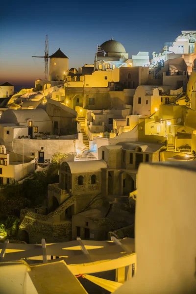 Prachtige nacht in Santorini Griekenland, zee, zonsondergang, witte Griekse huizen in de avond — Stockfoto