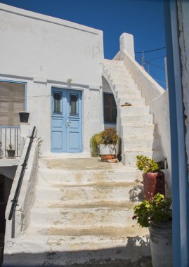 Yunanistan, Santorini, güneşli bir gün güzel Sokak Manzaralı beyaz evler