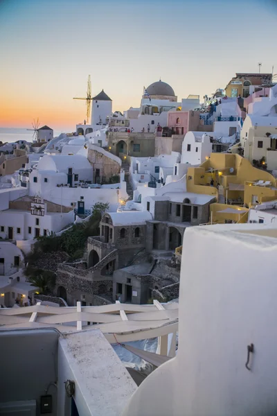 夕方にはサントリーニ島ギリシャ、海、夕日の美しい夜に、白いギリシャ住宅します。 — ストック写真