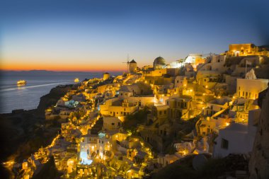 Santorini Yunanistan, deniz, günbatımı güzel gecede, beyaz Yunan akşam evler.