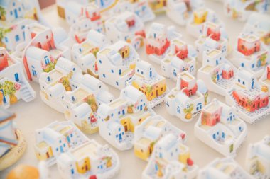 Santorini, Yunanistan - 14 Temmuz 2016: koleksiyonu renkli küçük seramik Yunan Hatıra evlerin