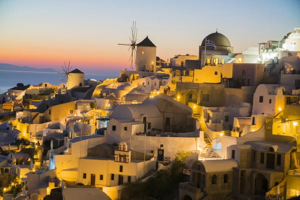 Santorini Yunanistan, deniz, günbatımı güzel gecede, beyaz Yunan akşam evler. — Stok fotoğraf