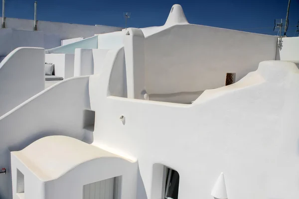 Άσπρα σπίτια με όμορφη θέα στο δρόμο στην Ελλάδα, η Σαντορίνη, η ηλιόλουστη μέρα — Φωτογραφία Αρχείου