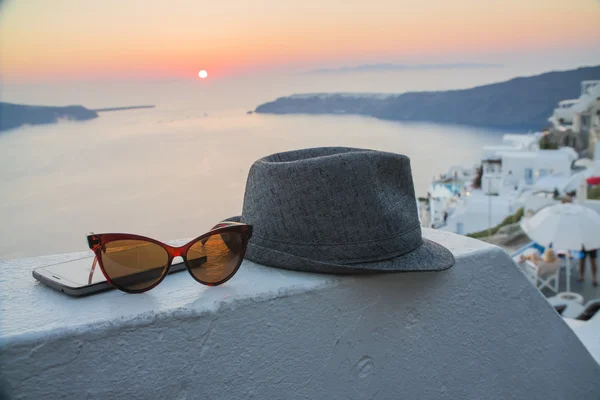 Γκρι Όμορφο Καπέλο Γυαλιά Ηλίου Και Τηλέφωνο Καταπληκτικό Ηλιοβασίλεμα Φόντο — Φωτογραφία Αρχείου