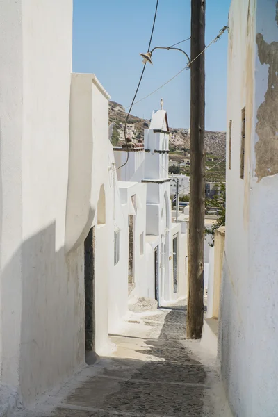 Άσπρα σπίτια με όμορφη θέα στο δρόμο στην Ελλάδα, η Σαντορίνη, η ηλιόλουστη μέρα — Φωτογραφία Αρχείου