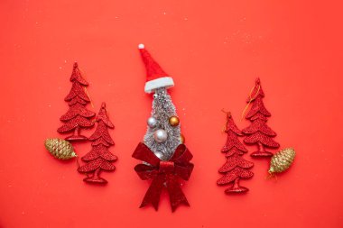 Hediyeli ve yeni yıl dekorasyonlu kavramsal Noel kartı. Kırmızı arkaplanda kırmızı zarf