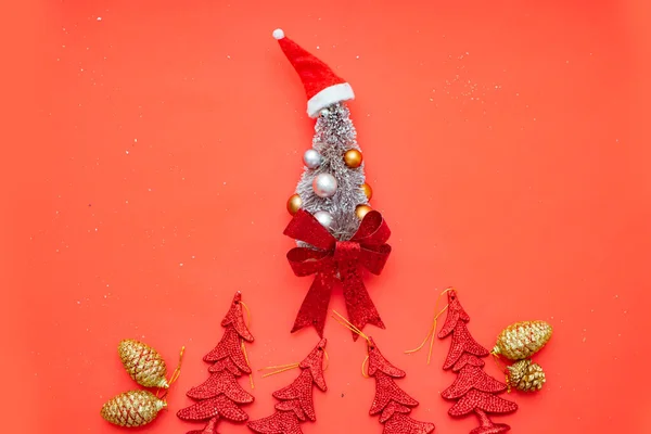 선물과 장식이 컨셉트 크리스마스 봉투가 배경에 — 스톡 사진
