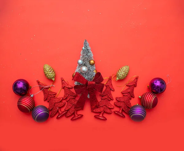 ギフトや新年の装飾と概念的なクリスマスカード 赤の背景の赤い封筒 — ストック写真