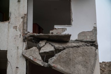 Eski bir ev ya da bina yüzeyi çürümüş ve harabeye dönmüş.