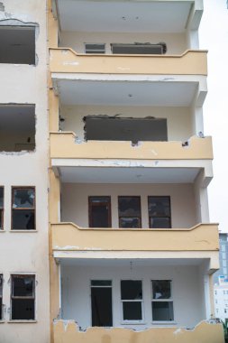 Eski bir ev ya da bina yüzeyi çürümüş ve harabeye dönmüş.