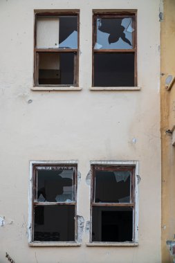 Eski bir ev ya da bina yüzeyi çürümüş ve harabeye dönmüş.