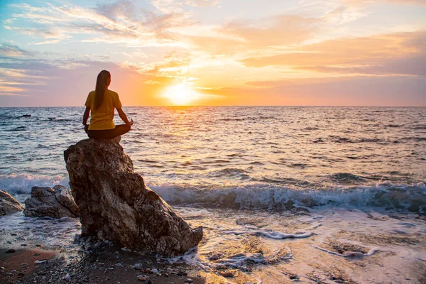 Femme Yoga Position Lotus Pratiquant Yoga Méditation Plein Air Sur — Photo