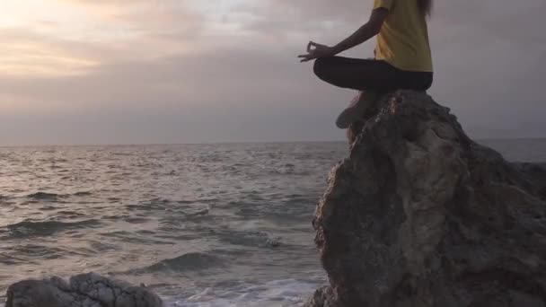 Mulher Ioga Posição Lótus Praticando Ioga Meditação Livre Oceano Noite — Vídeo de Stock