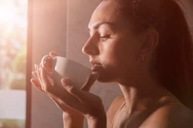 Güzel Kadın Kahve İçiyor Yakın plan