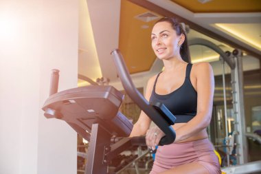 Spor salonunda spor giyim bölümünde güzel bir esmer kadın. Sağlıklı yaşam tarzı.