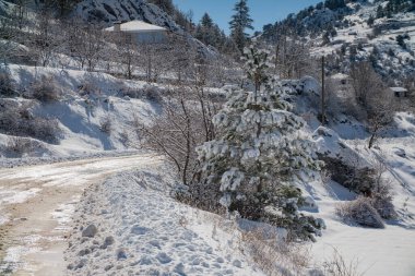 Dağlarda kış yolu
