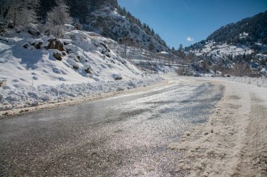 Dağlarda kış yolu
