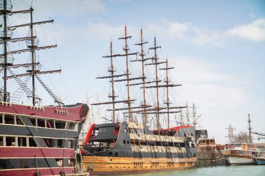 Eski korsan gemisi limanda