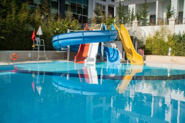 Havuzun yanındaki su parkında su kaydırağı.
