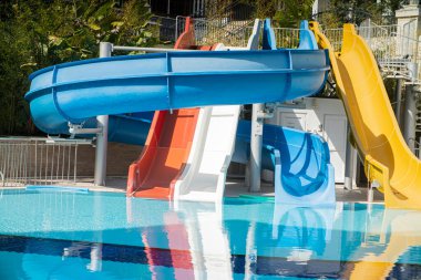 Havuzun yanındaki su parkında su kaydırağı.