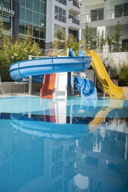Havuzun yanındaki su parkında su kaydırağı.