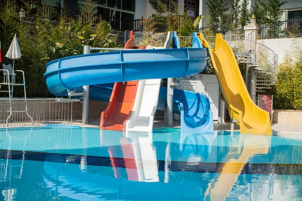 Havuzun yanındaki su parkında su kaydırağı.