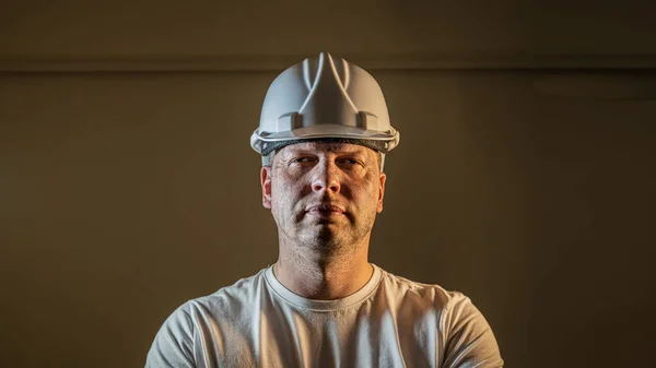 Retrato Del Trabajador Cerca Casco Construcción — Foto de Stock