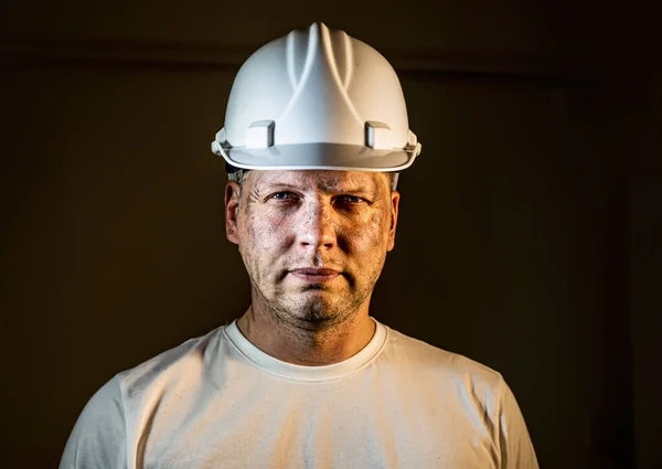 Trabajador Trabajador Construcción Con Cara Sucia Mirando Cámara Primer Plano — Foto de Stock