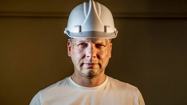 Retrato Del Trabajador Cerca Casco Construcción — Foto de Stock