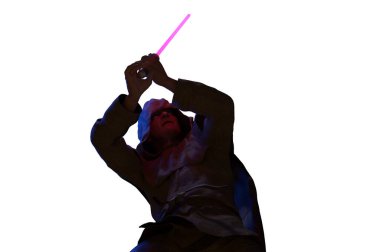 Bir adam lazer ışın kılıcını elinde tutar ve 3D yapar.