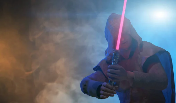 Muž Drží Rukou Laserový Světelný Meč Vykresluje — Stock fotografie