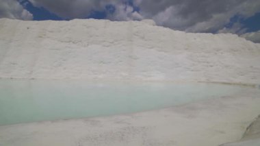 Travertine Duvarı, Türkiye 'nin Pamukkale Dağı' ndaki nasırlı tufa.
