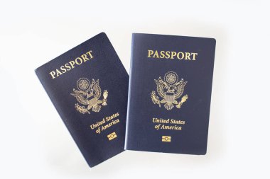 Beyaz arka planda Amerikan pasaportları
