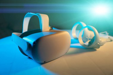 Masadaki sanal gerçeklik kulaklığı.