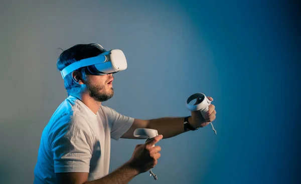 Homme Portant Casque Réalité Virtuelle Pour Les Jeux Homme Jouer — Photo