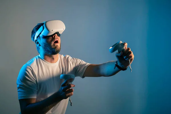 Homme Portant Casque Réalité Virtuelle Pour Les Jeux Homme Jouer — Photo